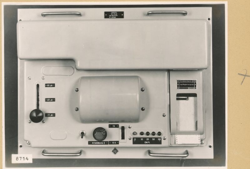 Logarithmie-Verstärker  Typ 06.91009.1, Schreiber I vorn; Foto 1953 (www.industriesalon.de CC BY-SA)