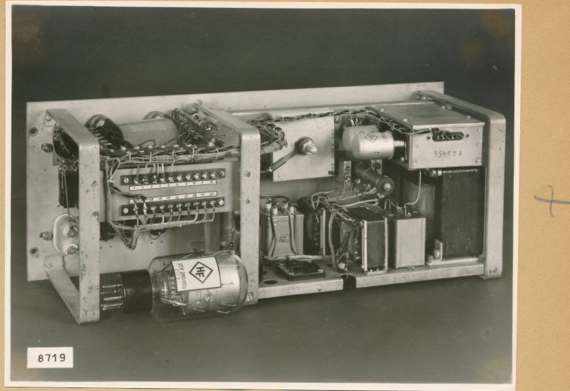 Logarithmie-Verstärker Netzgerät Typ 06.92014.1 hinten; Foto 1953 (www.industriesalon.de CC BY-SA)