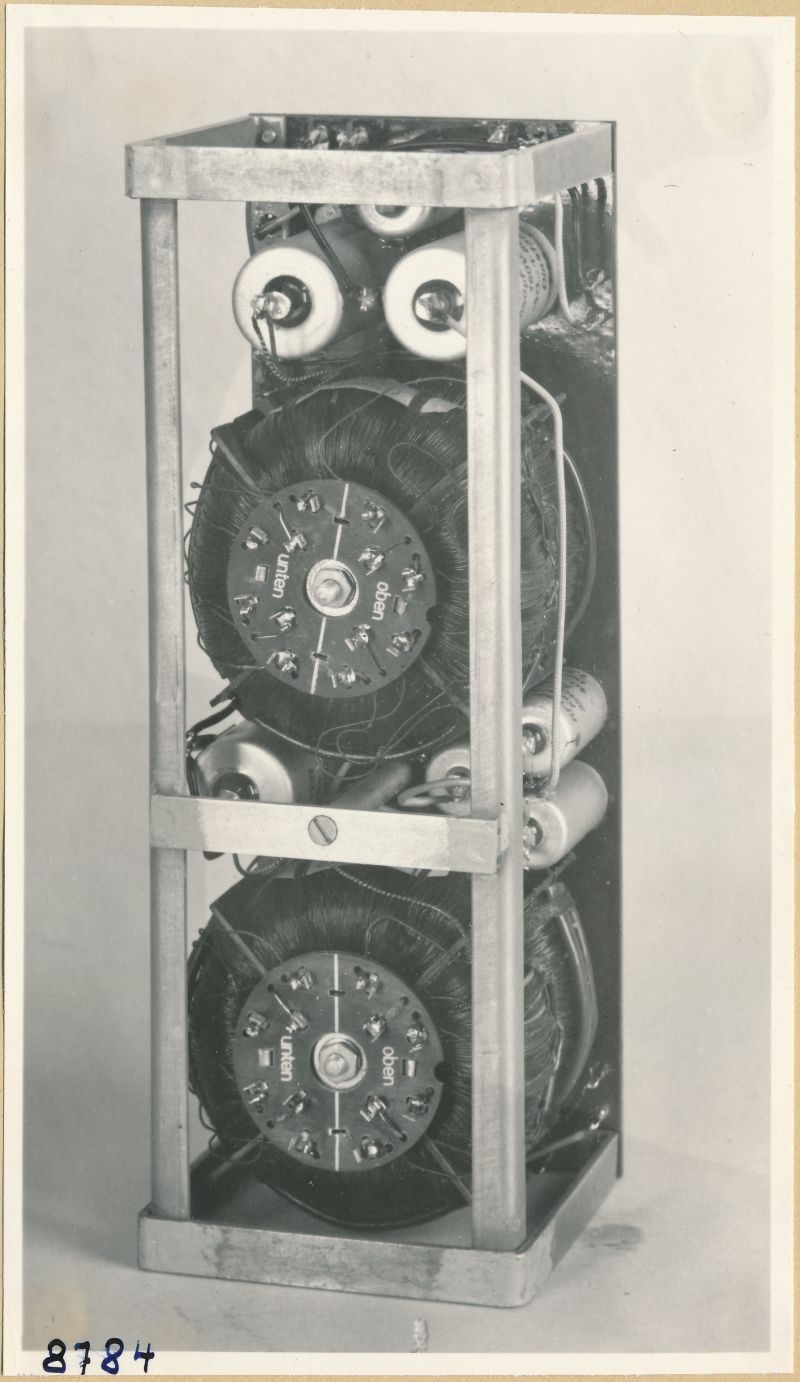 Einlagerungstelegrafie-Gerät Bandpass Rückseite; Foto 1953 (www.industriesalon.de CC BY-SA)