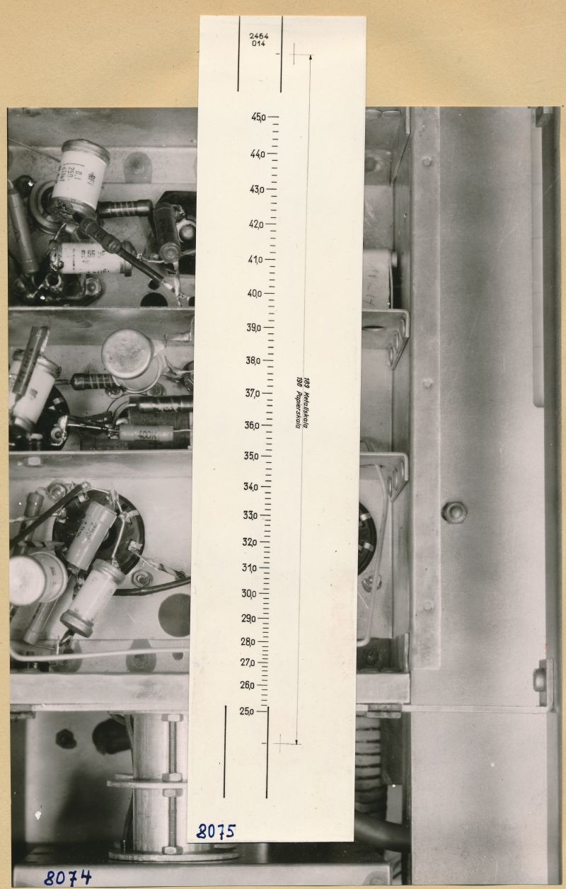 Skalenbandfür Resonanz-Wellenmesser; Foto 1953 (www.industriesalon.de CC BY-SA)