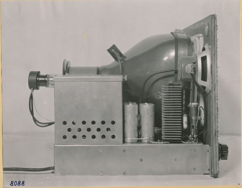 Allstrom-Fernsehempfänger, Ansicht von der linken Seite; Foto 1953 (www.industriesalon.de CC BY-SA)