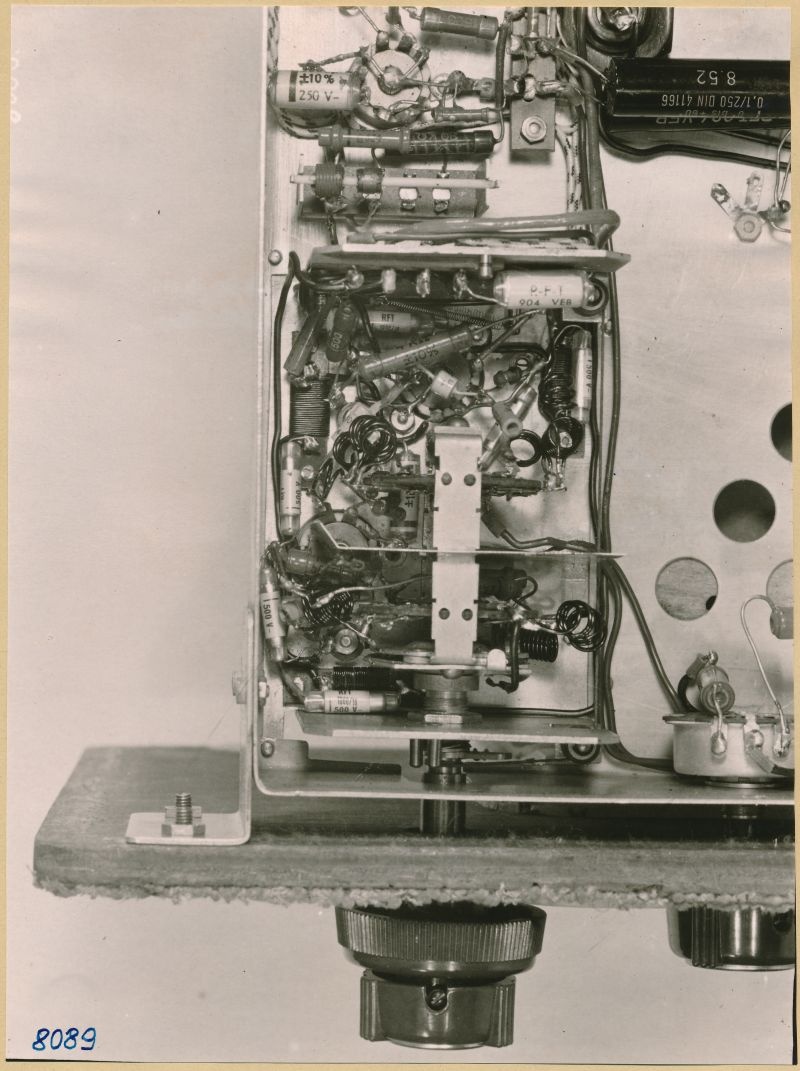 Allstrom-Fernsehempfänger, Teilansicht des Sockelteilsohne Bildröhre; Foto 1953 (www.industriesalon.de CC BY-SA)