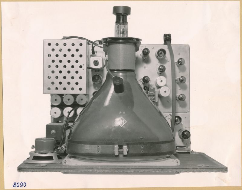 Allstrom-Fernsehempfänger, auf dem Vorderseite stehend, Blick auf die Bildröhre von oben; Foto 1953 (www.industriesalon.de CC BY-SA)