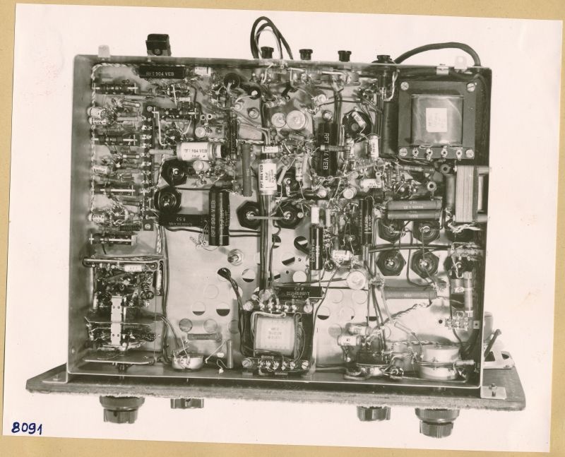 Allstrom-Fernsehempfänger, Ansicht von unten; Foto 1953 (www.industriesalon.de CC BY-SA)