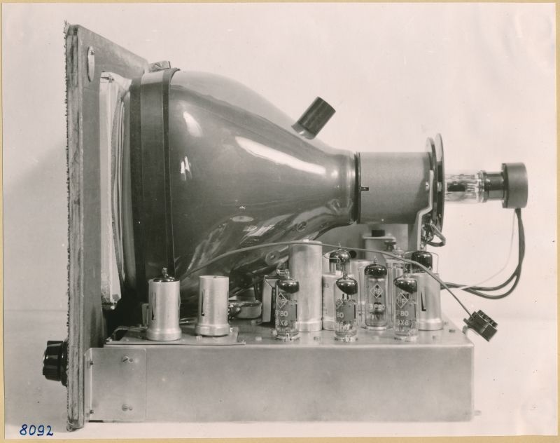 Allstrom-Fernsehempfänger, Ansicht von der rechten Seite; Foto 1953 (www.industriesalon.de CC BY-SA)