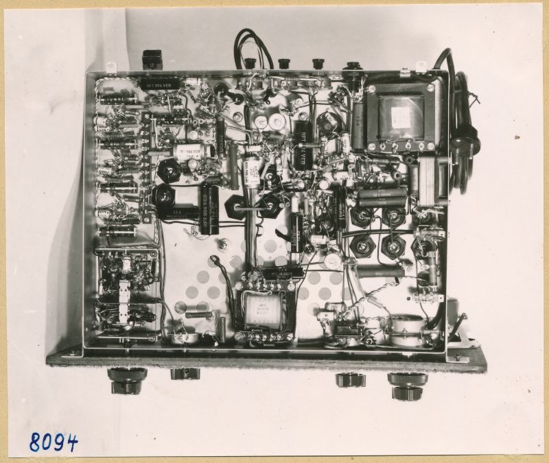 Allstrom-Fernsehempfänger, Ansicht des Sockelteils von oben; Foto 1953 (www.industriesalon.de CC BY-SA)
