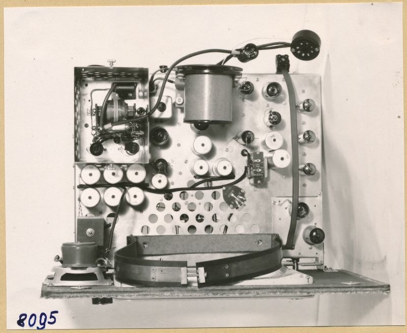 Allstrom-Fernsehempfänger, Ansicht des Bildröhreneinsatzes ohne Bildröhre von oben; Foto 1953 (www.industriesalon.de CC BY-SA)