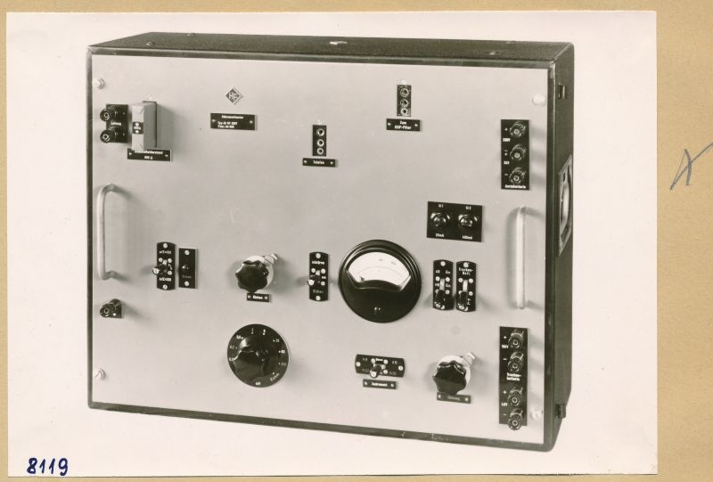 Röhrenvoltmeter HF 2897 Frontansicht; Foto 1953 (www.industriesalon.de CC BY-SA)