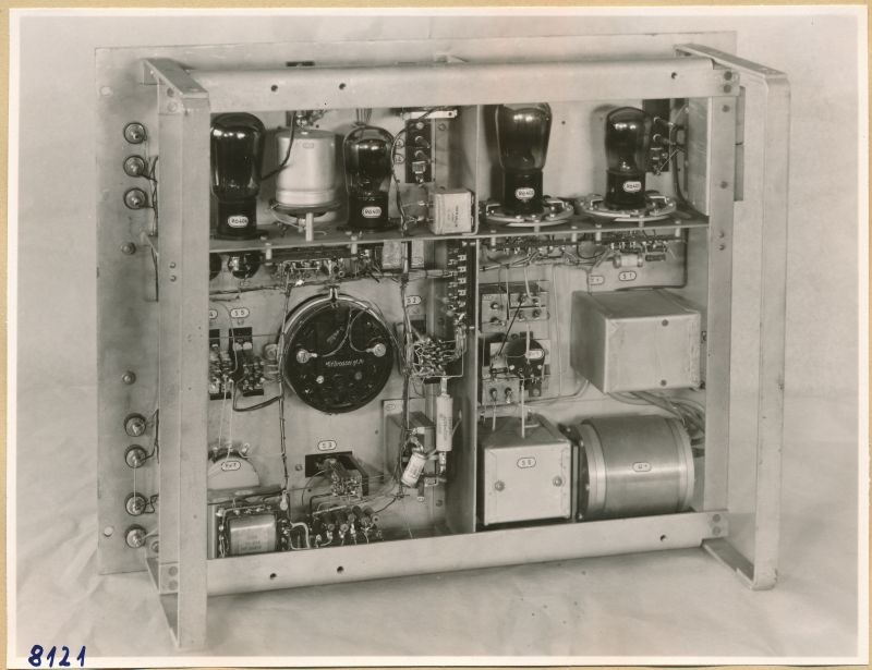 Röhrenvoltmeter HF 2897 Rückansicht geschlossen; Foto 1953 (www.industriesalon.de CC BY-SA)
