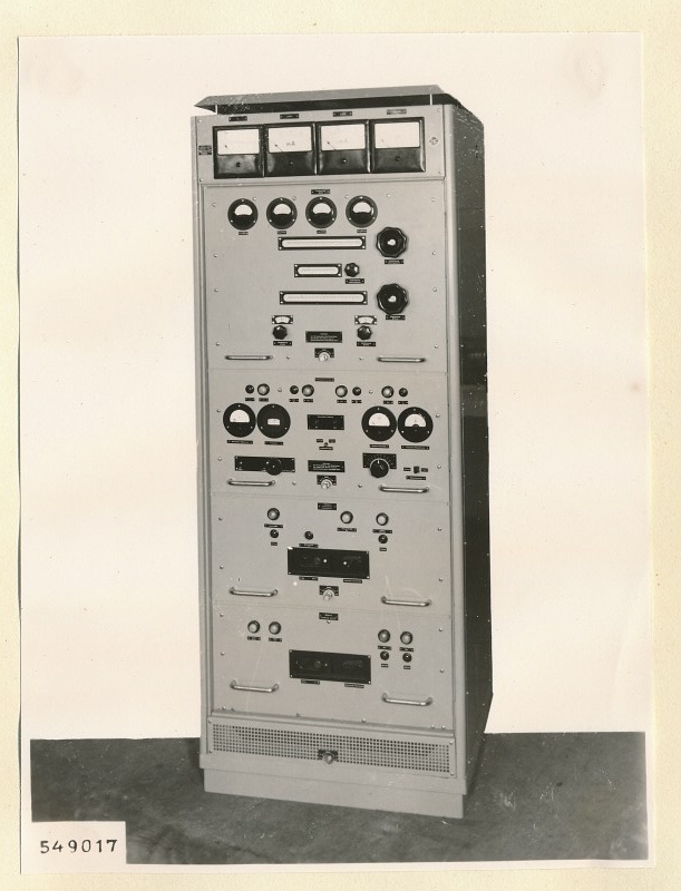 UKW-Tonsender, Schrank Frontseite, Foto 1954 (www.industriesalon.de CC BY-SA)