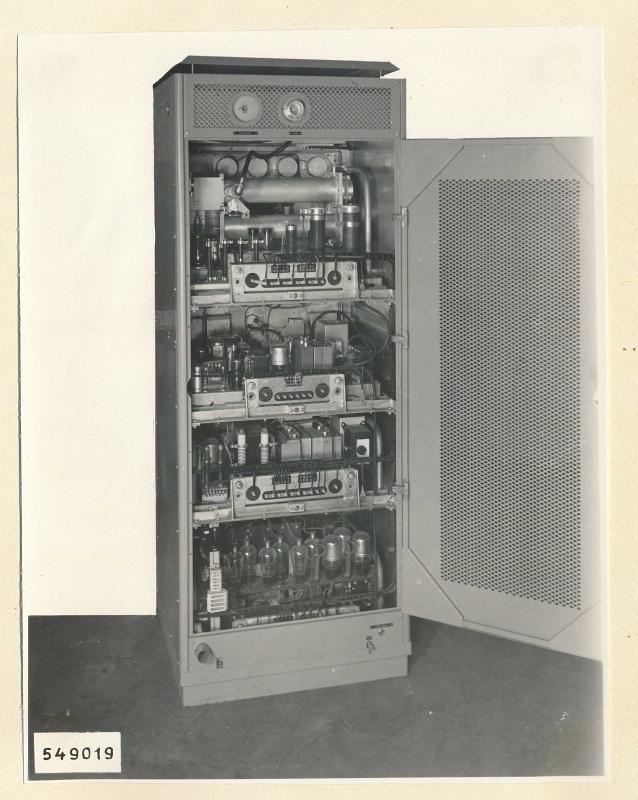 UKW-Tonsender, Schrank Rückseite geöffnet, Foto 1954 (www.industriesalon.de CC BY-SA)