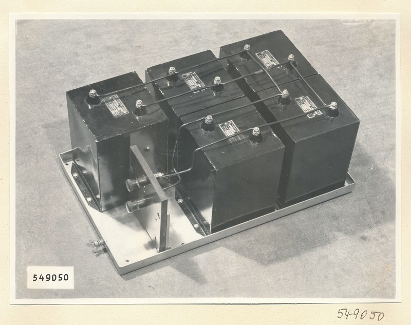 Fernsehsender Bild und Ton, Einschub 5 mit Kondensatoren, Draufsicht, Foto 1954 (www.industriesalon.de CC BY-SA)