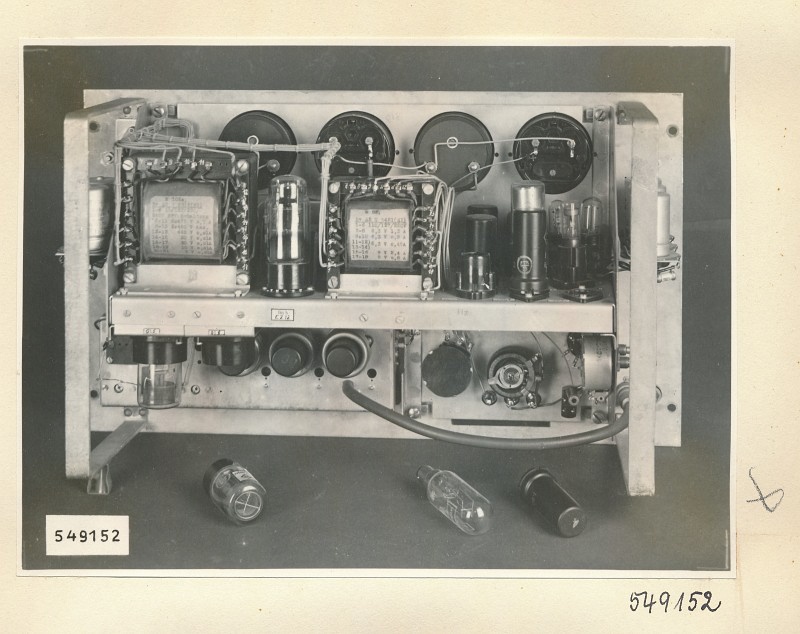 Detektor-Messeinrichtung Typ Nr. 06.89001.1,  Rückseite offen, Foto 1954 (www.industriesalon.de CC BY-SA)