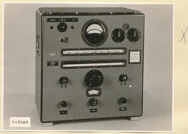 Normalfeldgenerator HF 2849, Gerät Frontseite, Foto 1954 (www.industriesalon.de CC BY-SA)