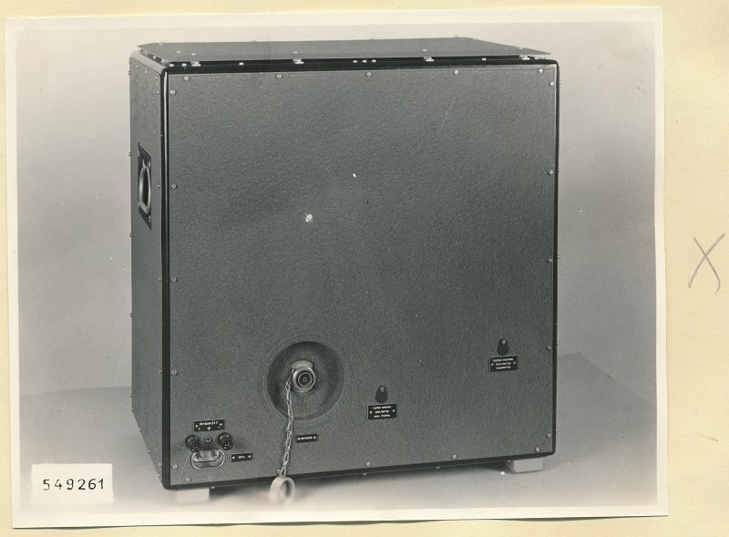 Normalfeldgenerator HF 2849, Gerät Rückseite, geschlossen, Foto 1954 (www.industriesalon.de CC BY-SA)