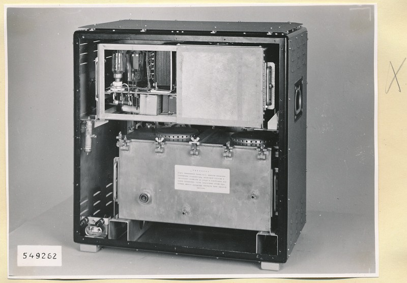 Normalfeldgenerator, Gerät Rückseite, geöffnet , Foto 1954 (www.industriesalon.de CC BY-SA)