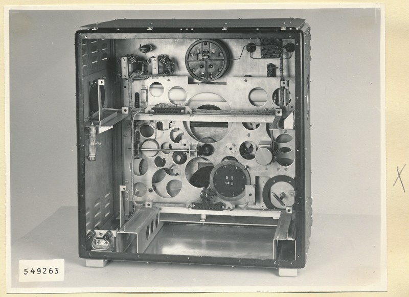Normalfeldgenerator Normalfeldgenerator HF 2849, H-F Teil geöffnet, Foto 1954 (www.industriesalon.de CC BY-SA)