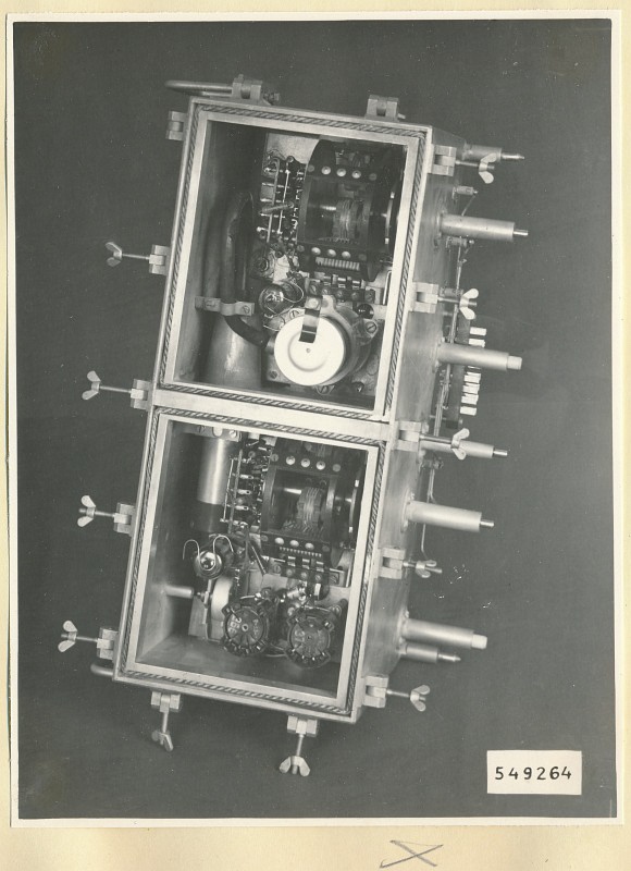 Normalfeldgenerator, H F Teil, Netzteil entfernt , Foto 1954 (www.industriesalon.de CC BY-SA)