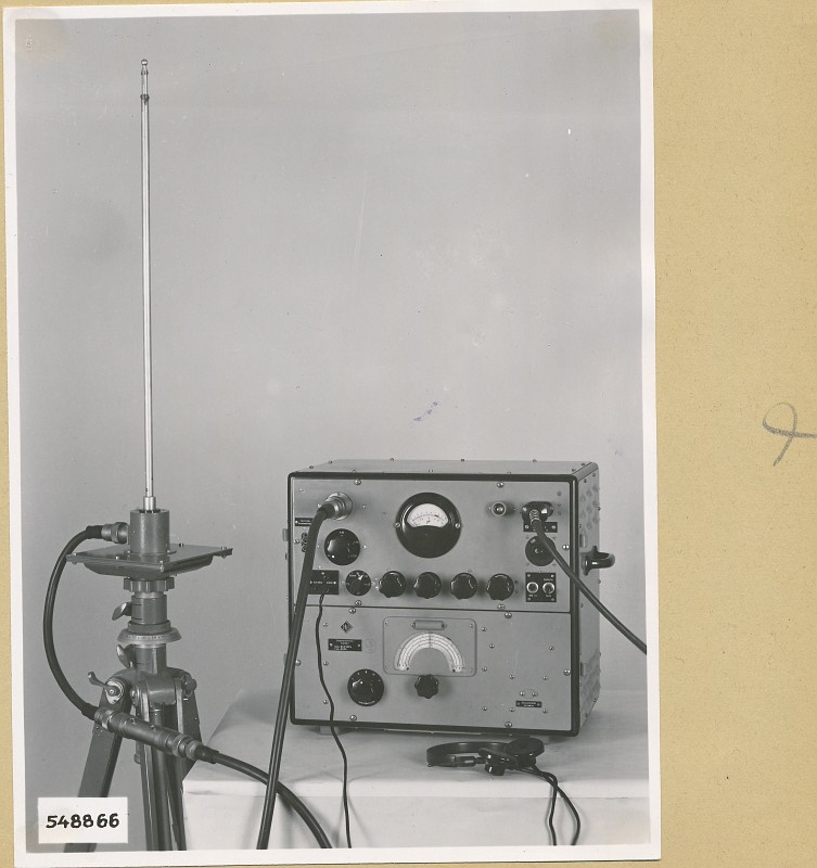 Feldstärkenmesser mit Zubehör, Gesamtansicht, Studioaufnahme 3, Foto 1954 (www.industriesalon.de CC BY-SA)
