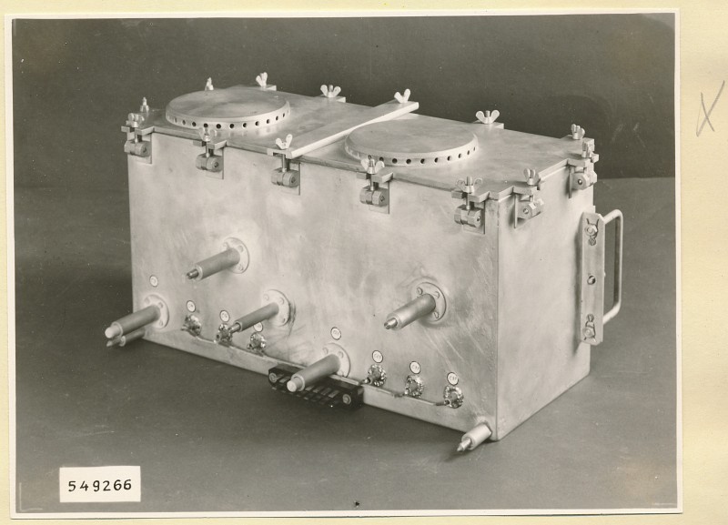 Normalfeldgenerator, HF-Teil geschlossen, Foto 1954 (www.industriesalon.de CC BY-SA)