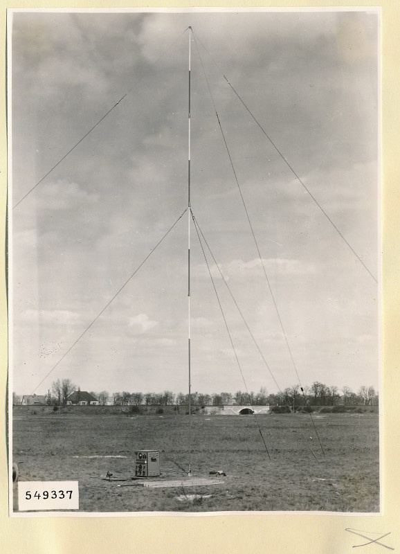 Normalfeld-Generator Typ HF 2849, Antenne im Einsatz, Foto 1954 (www.industriesalon.de CC BY-SA)
