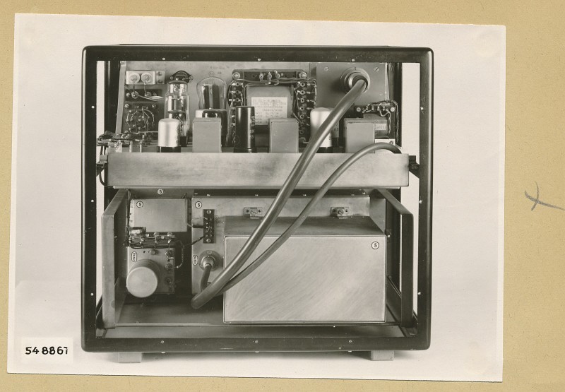 Feldstärkenmesser, geöffnet, Rückseite, Foto 1954 (www.industriesalon.de CC BY-SA)