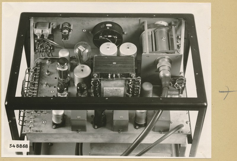 Feldstärkenmesser, geöffnet, Draufsicht, Foto 1954 (www.industriesalon.de CC BY-SA)