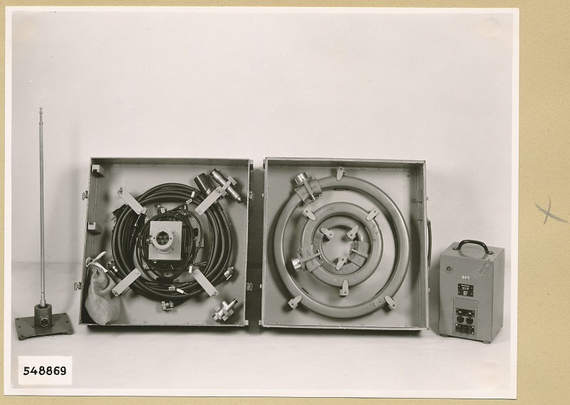 Feldstärkenmesser, Einzelteile mit Transportkoffer, Foto 1954 (www.industriesalon.de CC BY-SA)