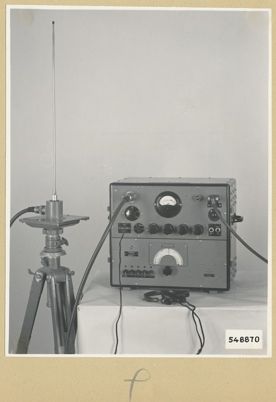 Feldstärkenmesser, Stativ mit Antenne 1, Foto 1954 (www.industriesalon.de CC BY-SA)