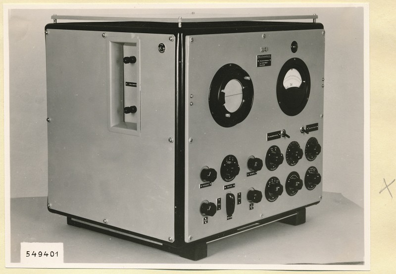Impulsstrommesser Typ 06-95001.1,  Vorderseite geschlossen, Foto 1954 (www.industriesalon.de CC BY-SA)