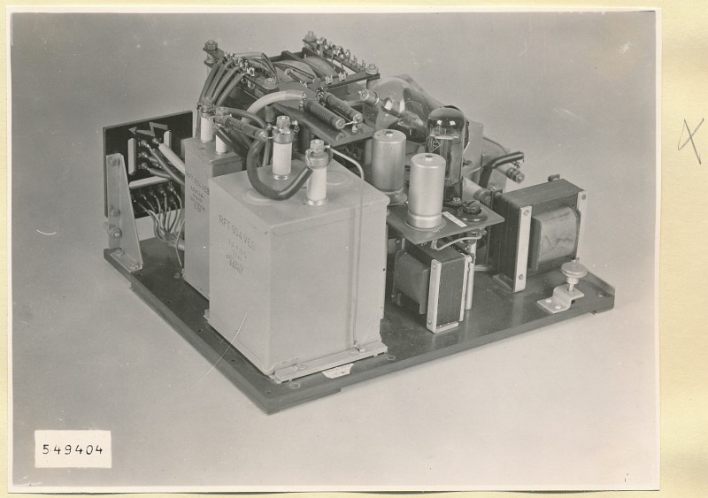 Impulsstrommesser Typ 06-95001.1, Hochspannungs-Netzgerät geöffnet, Foto 1954 (www.industriesalon.de CC BY-SA)
