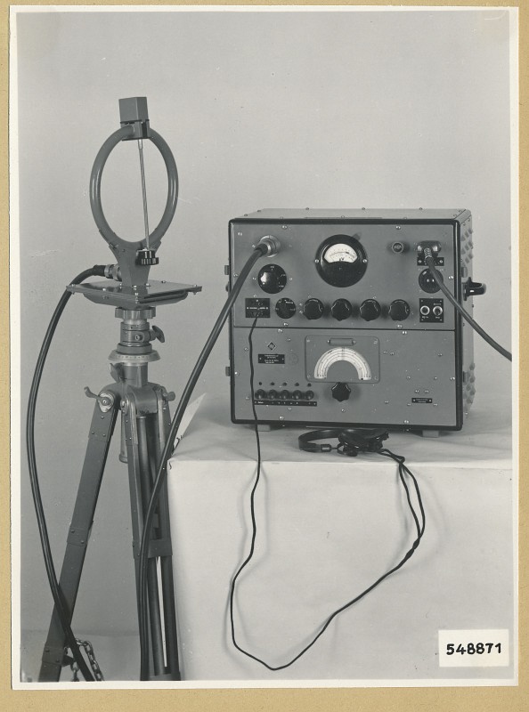 Feldstärkenmesser, Stativ mit Antenne 2, Foto 1954 (www.industriesalon.de CC BY-SA)