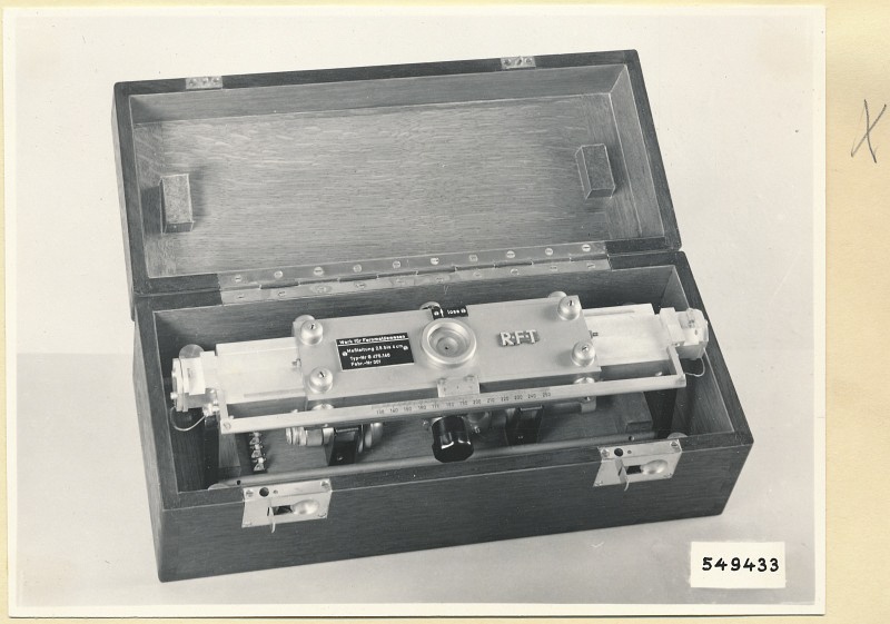 Hohlrohr-Messleitung Typ Nr. G 475.140, Kasten geöffnet, Foto 1954 (www.industriesalon.de CC BY-SA)