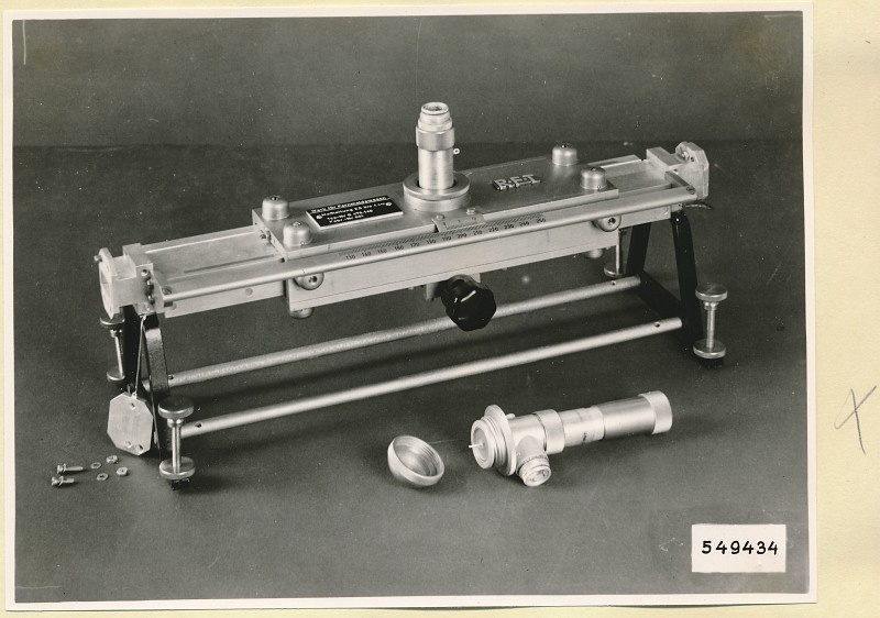 Hohlrohr-Messleitung Typ Nr. G 475.140, Gerät mit Meßkopf, Foto 1954 (www.industriesalon.de CC BY-SA)