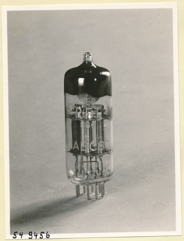  Elektronenröhre UABC80, R.F.T 604, Foto 1954 (www.industriesalon.de CC BY-SA)