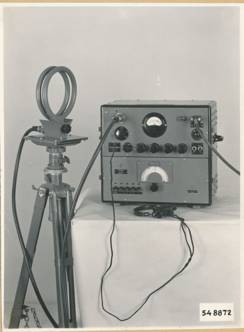 Feldstärkenmesser, Stativ mit Antenne 3, Foto 1954 (www.industriesalon.de CC BY-SA)