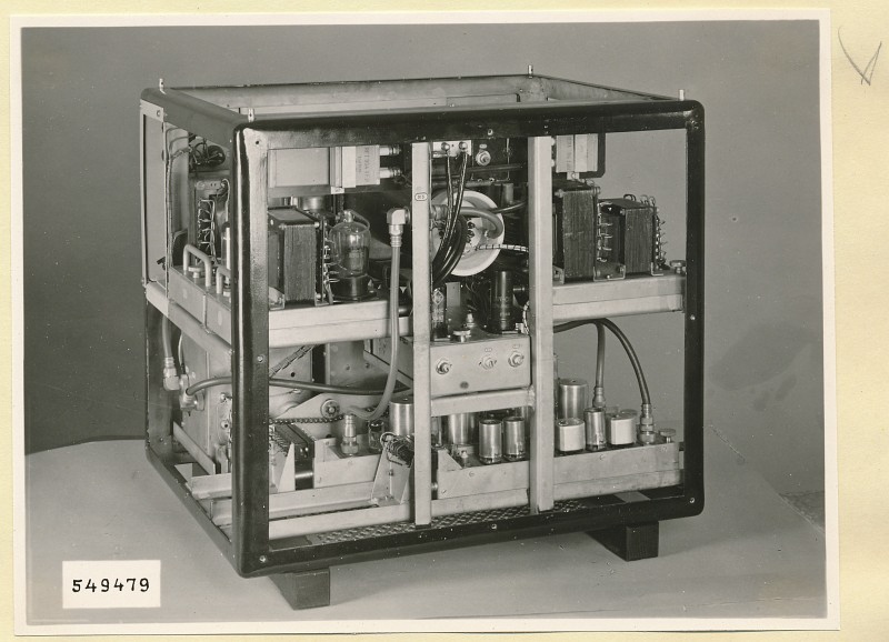 UKW- Spektrometer, Rückseite geöffnet, Foto 1954 (www.industriesalon.de CC BY-SA)