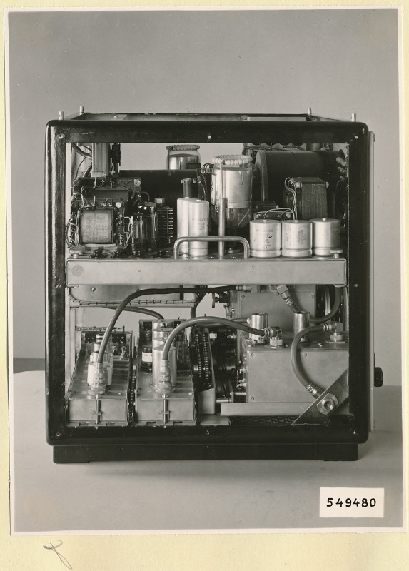 UKW-Spektrometer, rechte Seite geöffnet, Foto 1954 (www.industriesalon.de CC BY-SA)