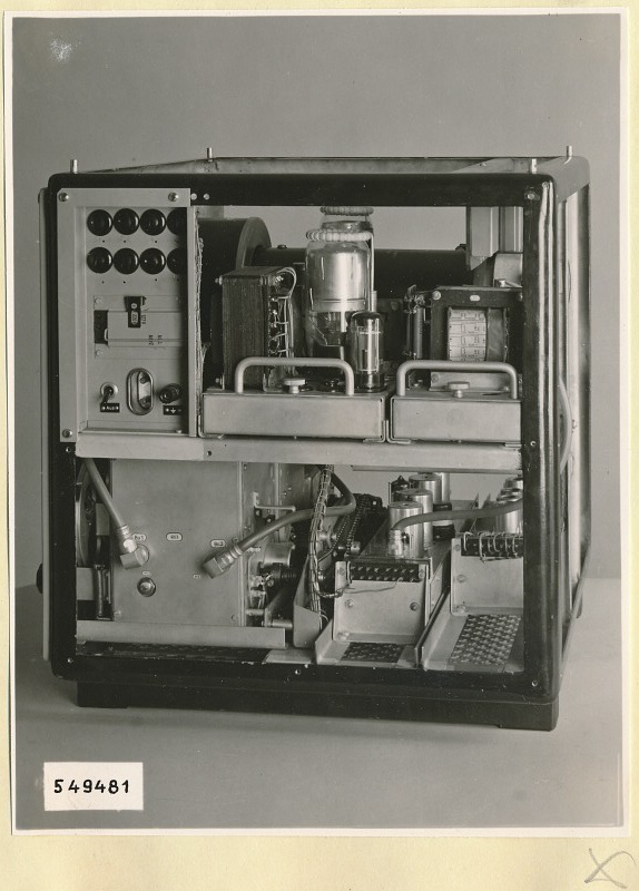 UKW Spektrometer, offen linke Seite, Foto 1954 (www.industriesalon.de CC BY-SA)