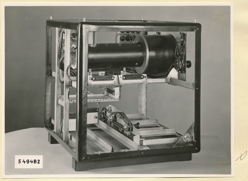 UKW Spektrometer, Gestell, Foto 1954 (www.industriesalon.de CC BY-SA)