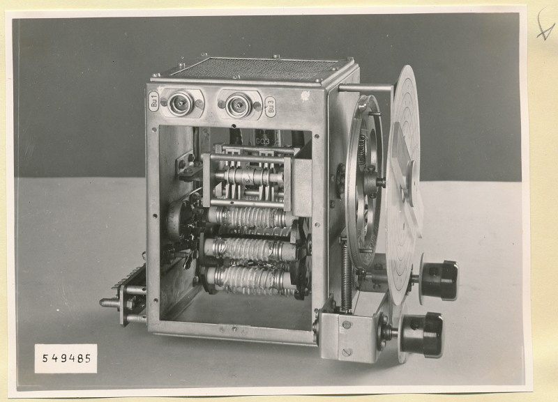 UKW Marken Oszillator vorn links, Foto 1954 (www.industriesalon.de CC BY-SA)