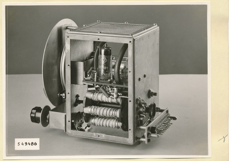 UKW Marken Oszillator hinten rechts, Foto 1954 (www.industriesalon.de CC BY-SA)