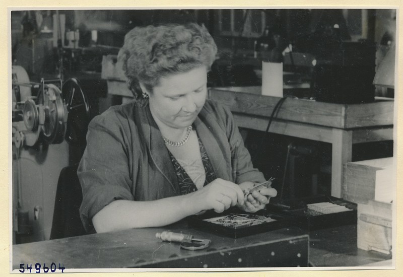 Frau am Arbeitsplatz , Foto 1954 (www.industriesalon.de CC BY-NC-SA)