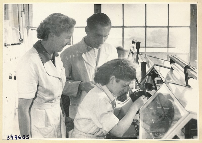 Frau am Mikroskop, Foto 1954 (www.industriesalon.de CC BY-NC-SA)
