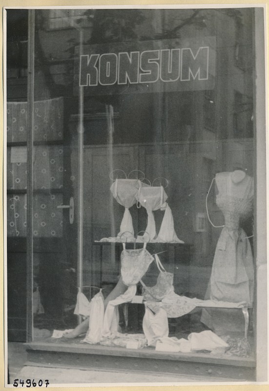Unterwäsche im Schaufenster, Konsum-Geschäft Oberschöneweide, Foto 1954 (www.industriesalon.de CC BY-SA)