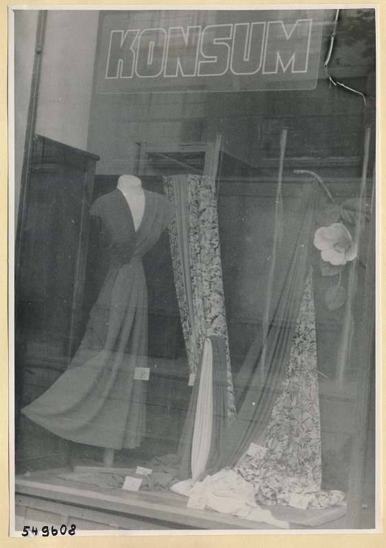 Kleiderstoffe im Schaufenster, Konsum-Geschäft Oberschöneweide, Foto 1954 (www.industriesalon.de CC BY-SA)