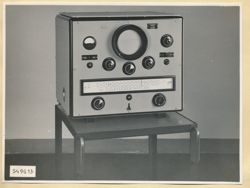 Spektrometer 3-12cm,Typ Nr. 08.84002.1, Gerät Frontseite mit Wagen, Foto 1954 (www.industriesalon.de CC BY-SA)
