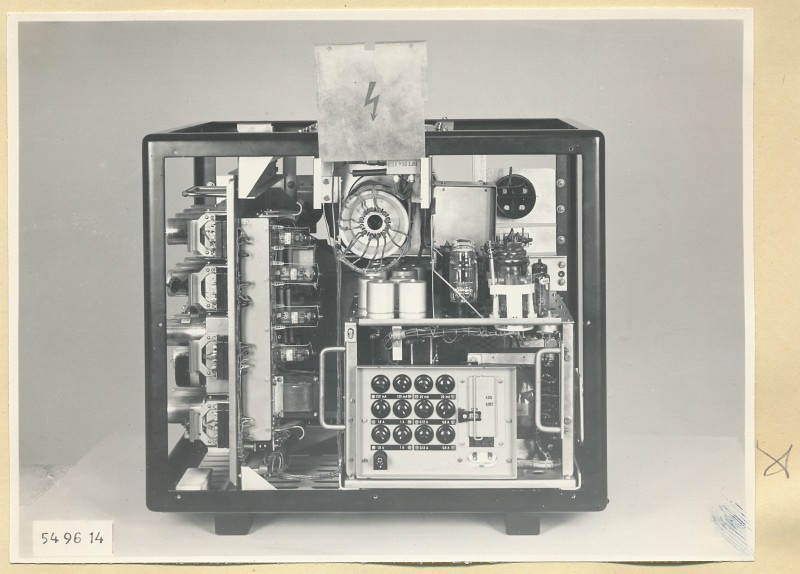 Spektrometer 3-12cm,  Typ Nr. 08.84002.1,Rückseite geöffnet, Foto 1954 (www.industriesalon.de CC BY-SA)