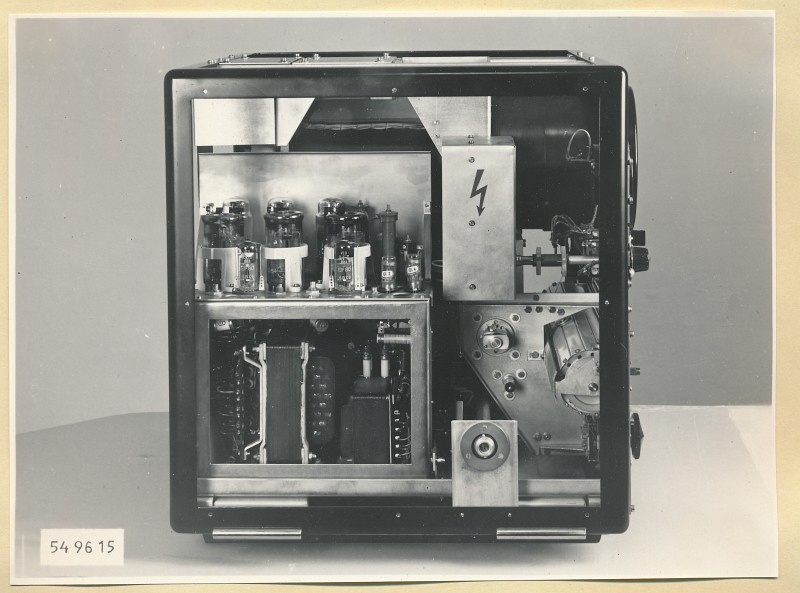 Spektrometer 3-12cm, Typ Nr. 08.84002.1, linke Seite geöffnet , Foto 1954 (www.industriesalon.de CC BY-SA)