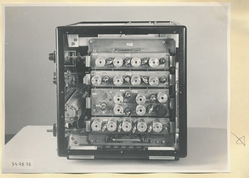 Spektrometer 3-12cm, Typ Nr. 08.84002.1, rechte Seite geöffnet , Foto 1954 (www.industriesalon.de CC BY-SA)